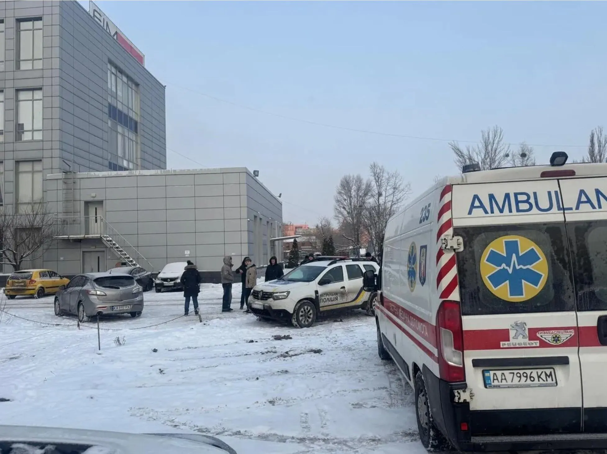 У Києві викрили масштабний шахрайський кол-центр із сотнями іноземців: "охоронці" напали на журналістів