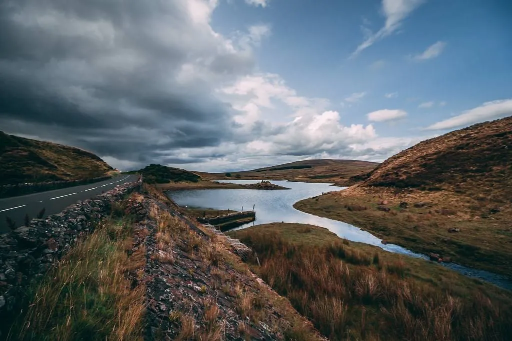 Исчезает за несколько часов: озеро в Ирландии прозвали настоящим природным чудом