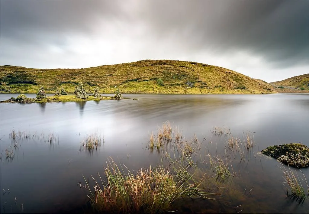 Исчезает за несколько часов: озеро в Ирландии прозвали настоящим природным чудом