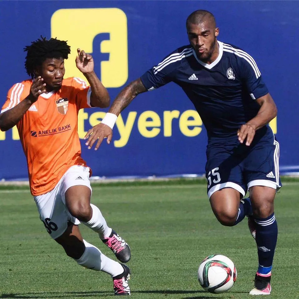 Экс-футболист сборной России разбился, выпав из окна высотки в Москве. Момент попал на камеры наблюдения