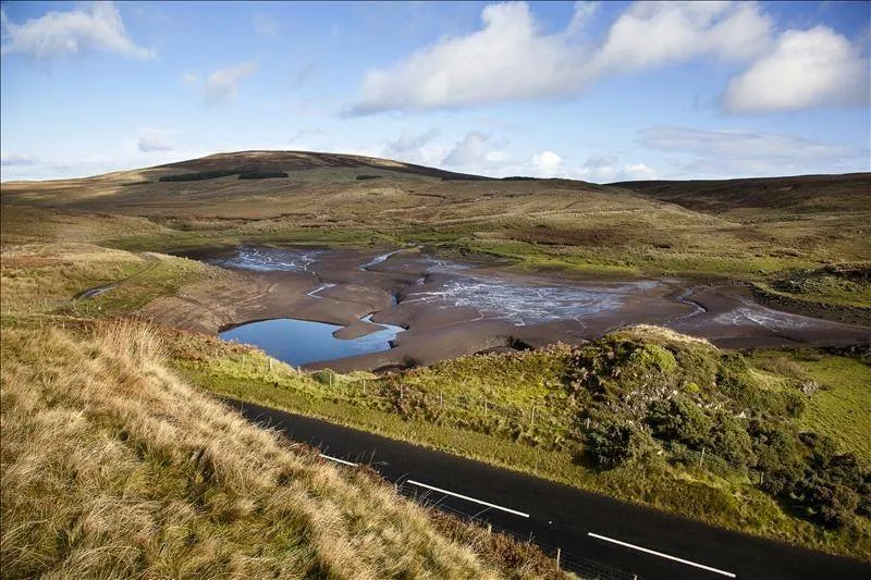 Исчезает за несколько часов: озеро в Ирландии прозвали настоящим природным чудом