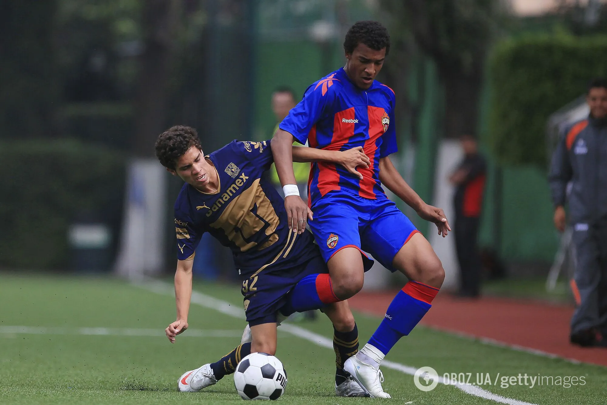 Экс-футболист сборной России разбился, выпав из окна высотки в Москве. Момент попал на камеры наблюдения