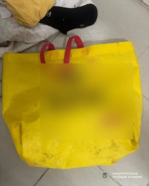 В Тернополе в подъезде многоэтажки нашли младенца в сумке: полиция разыскивает мать