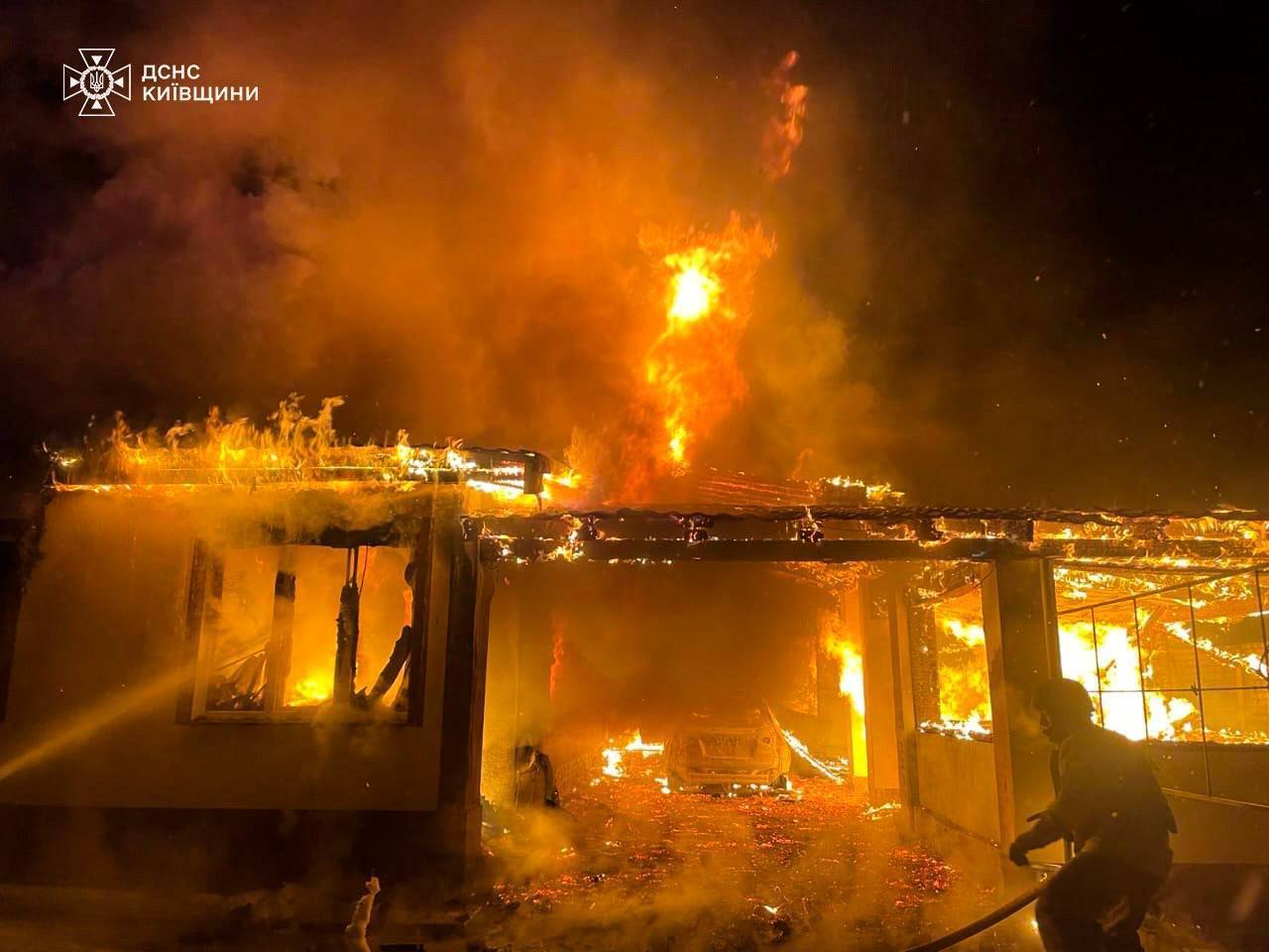 Под Киевом ночной пожар унес жизнь женщины: ее муж и дети пострадали. Подробности и фото