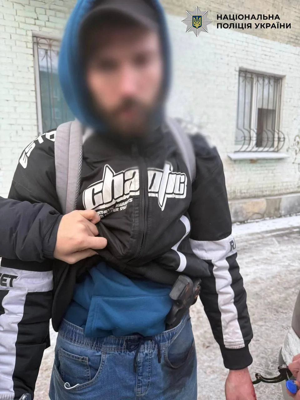 В Киеве мужчина, угрожая игрушечным пистолетом, пытался ограбить несколько обменников. Подробности и фото