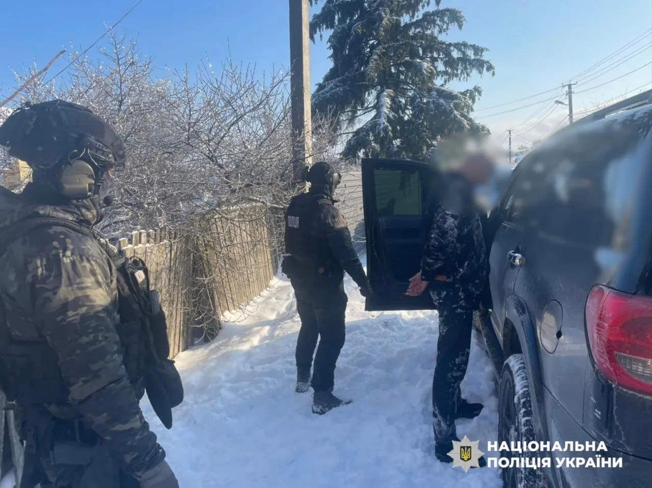 Побиття та шантаж дитиною: на Київщині затримали зловмисників, які вимагали у фермерки $130 тисяч. Фото та відео