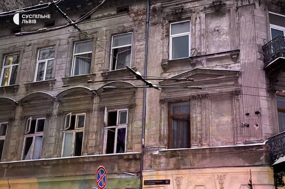 "Летів над головою": жінка, яка прибирала зупинку у Львові під час російської атаки, розповіла про удар "Шахеда". Відео