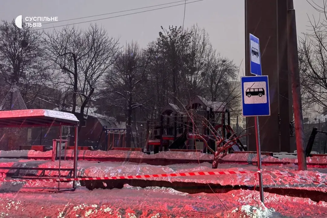 "Символічне місце": Росія атакувала Львів, дрон влучив  у дитмайданчик біля памʼятника Бандері. Відео