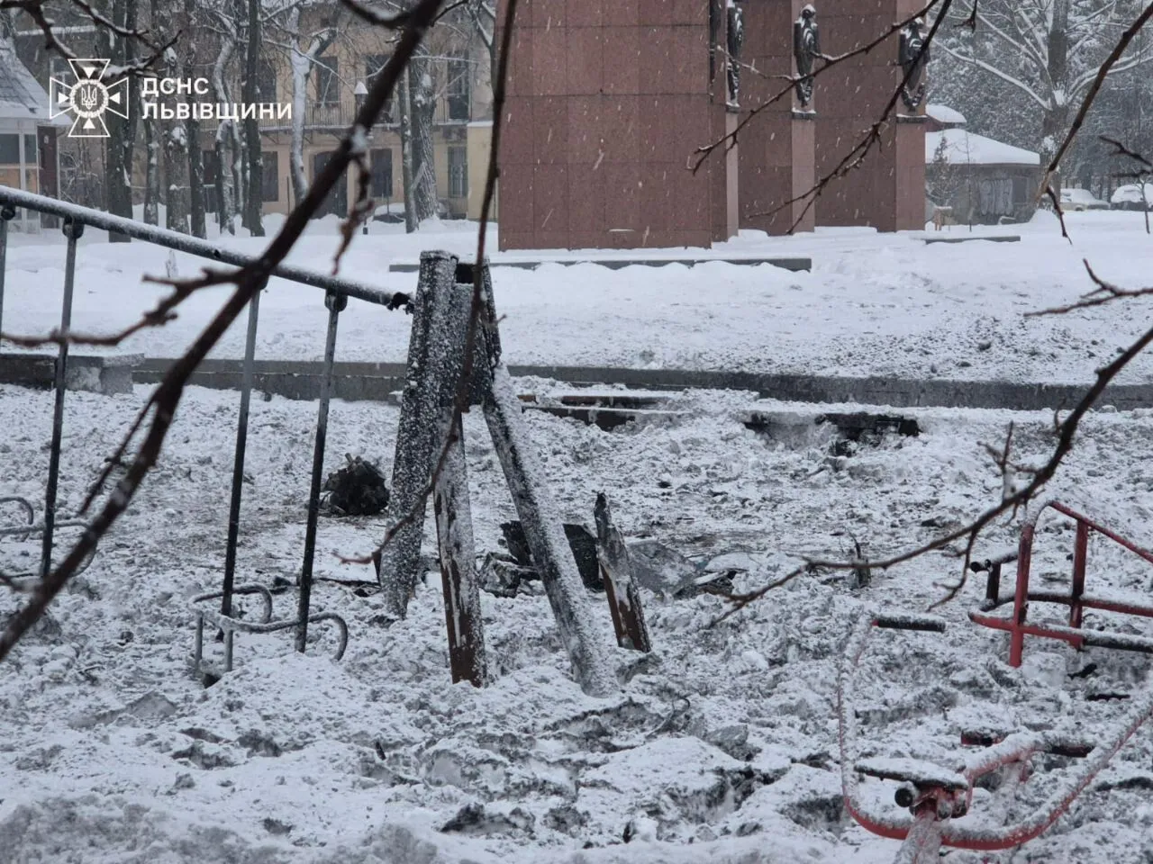 "Символічне місце": Росія атакувала Львів, дрон влучив  у дитмайданчик біля памʼятника Бандері. Відео