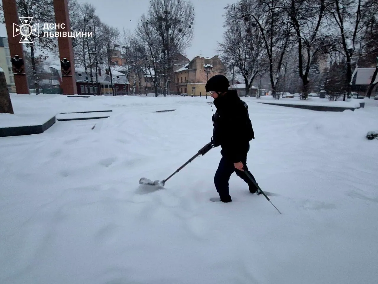 "Символічне місце": Росія атакувала Львів, дрон влучив  у дитмайданчик біля памʼятника Бандері. Відео