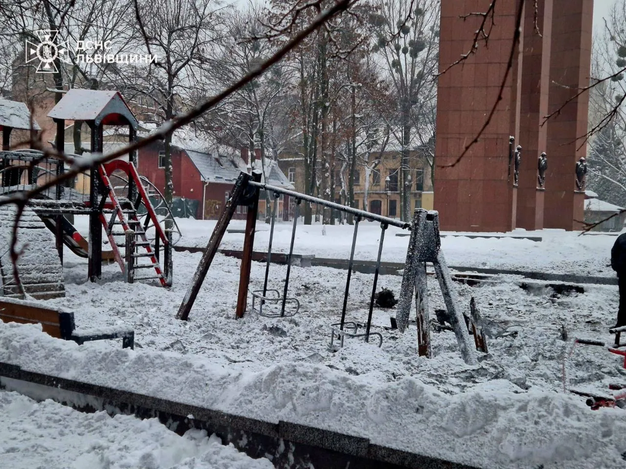 "Символічне місце": Росія атакувала Львів, дрон влучив  у дитмайданчик біля памʼятника Бандері. Відео