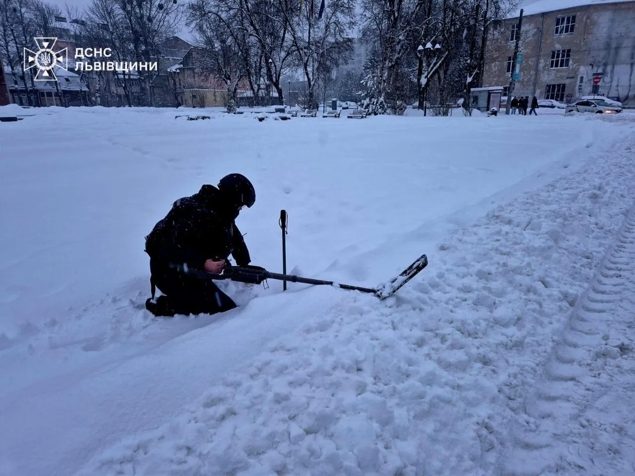 "Символічне місце": Росія атакувала Львів, дрон влучив  у дитмайданчик біля памʼятника Бандері. Відео
