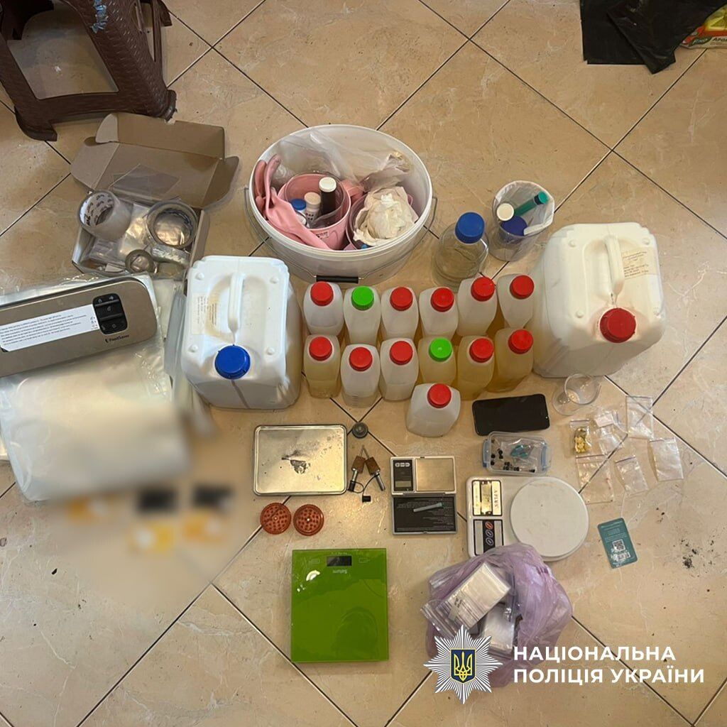 У Києві накрили мережу нарколабораторій, які виготовляли "товар" на 2,5 млн грн щомісяця. Подробиці та фото