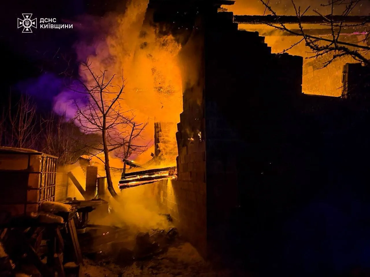 Под Киевом ночной пожар унес жизнь женщины: ее муж и дети пострадали. Подробности и фото