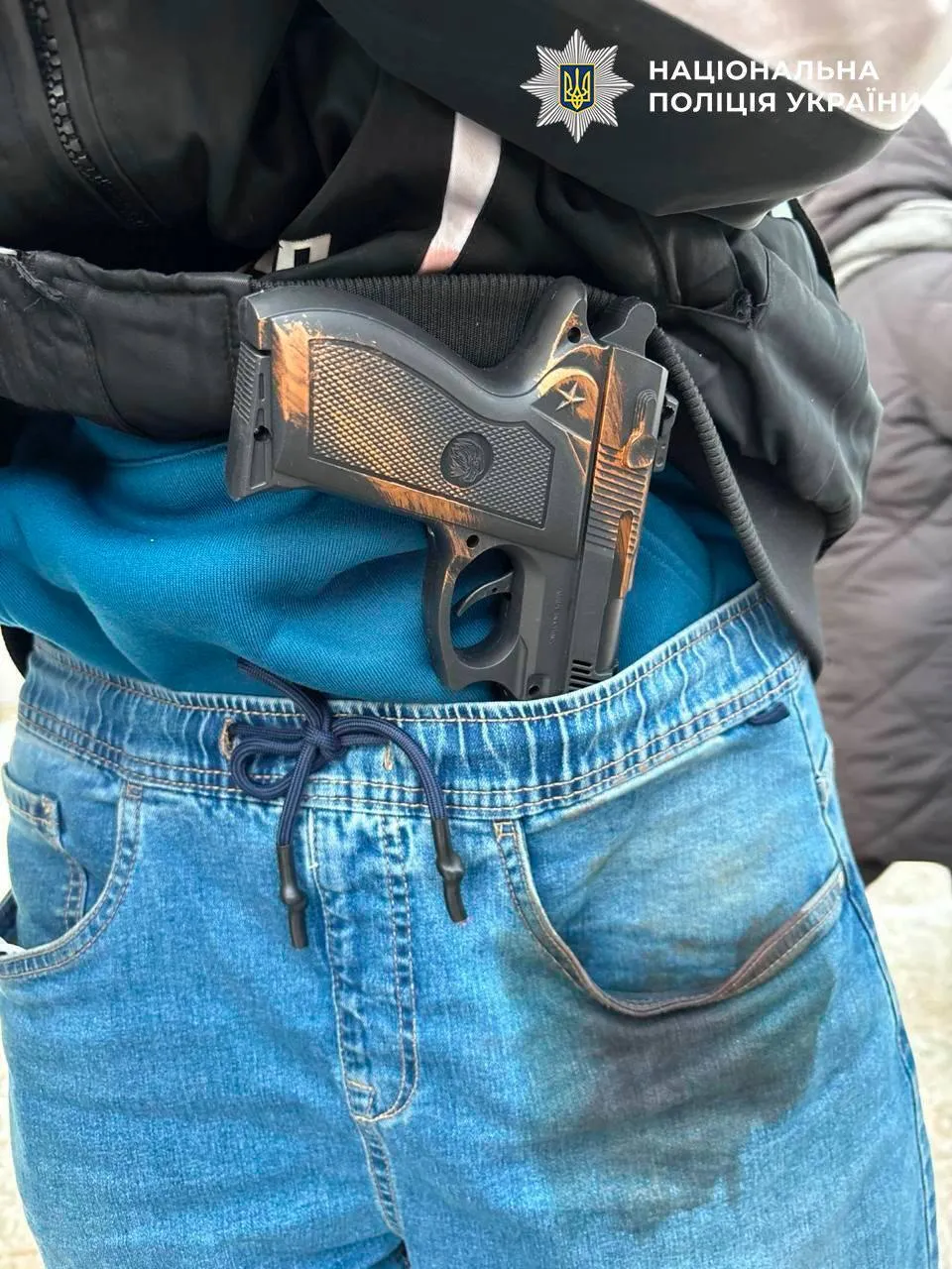 В Киеве мужчина, угрожая игрушечным пистолетом, пытался ограбить несколько обменников. Подробности и фото