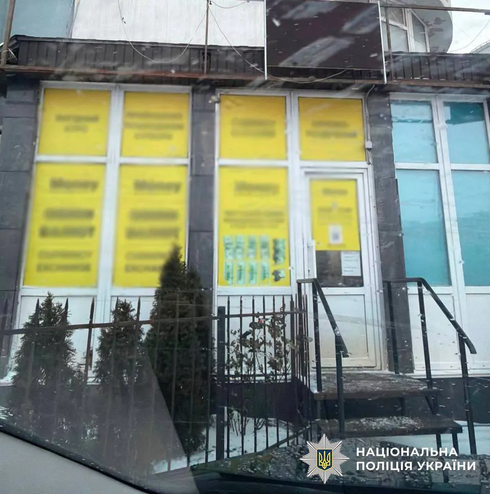 В Киеве мужчина, угрожая игрушечным пистолетом, пытался ограбить несколько обменников. Подробности и фото