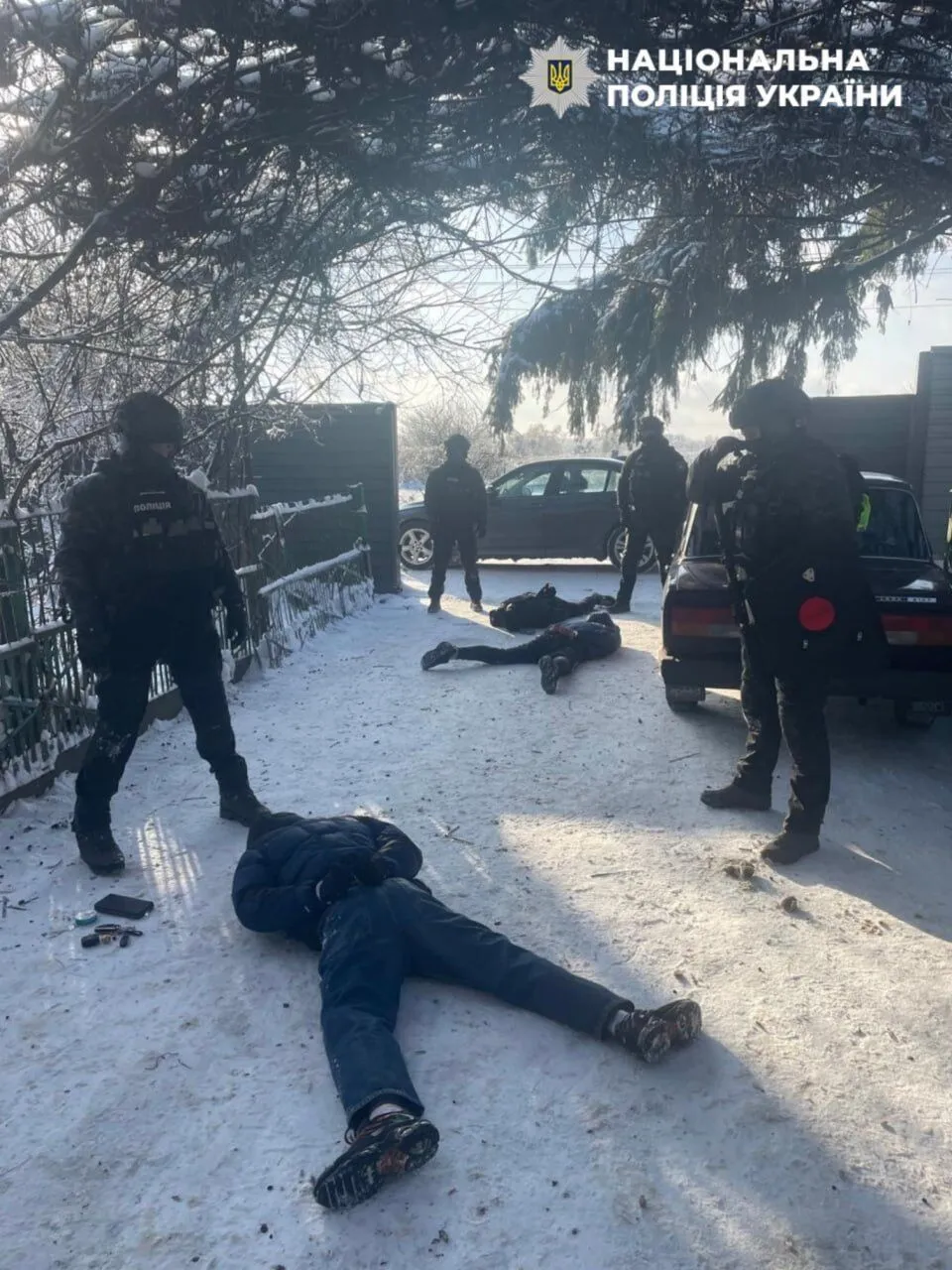 Побиття та шантаж дитиною: на Київщині затримали зловмисників, які вимагали у фермерки $130 тисяч. Фото та відео