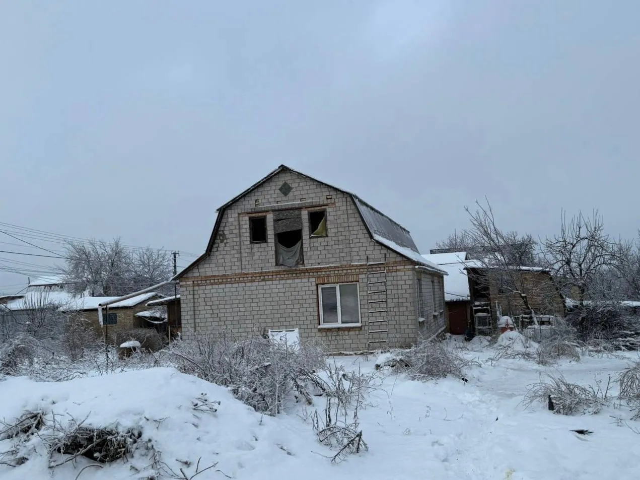 Пошкоджено будинки: наслідки чергової російської атаки на Київщину. Фото