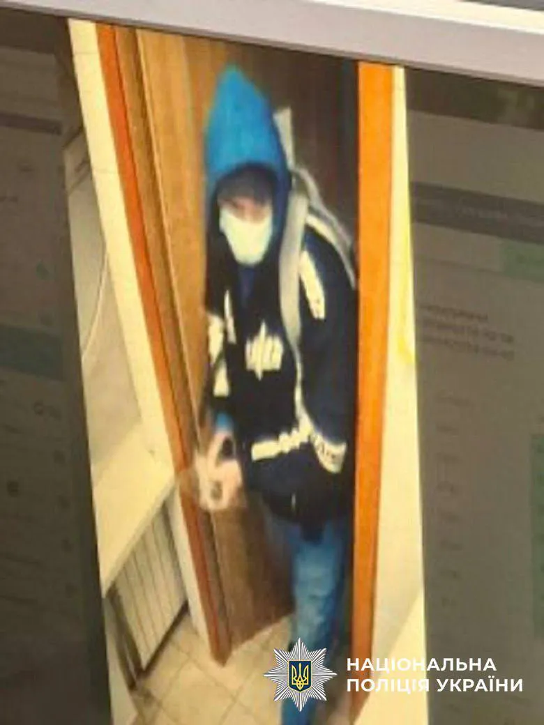 В Киеве мужчина, угрожая игрушечным пистолетом, пытался ограбить несколько обменников. Подробности и фото