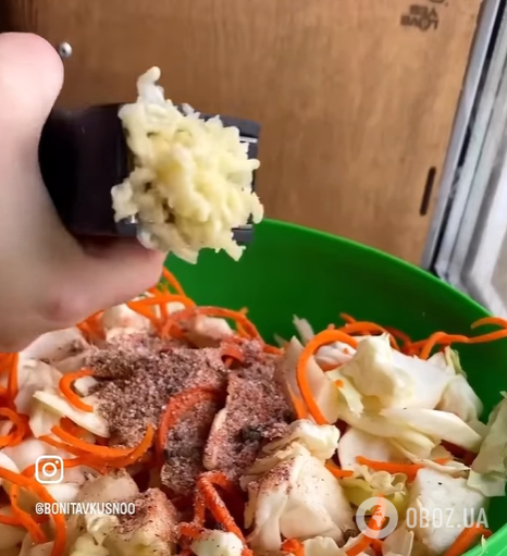 Пикантная капуста по-корейски с морковью и чесноком: делимся рецептом вкусной закуски