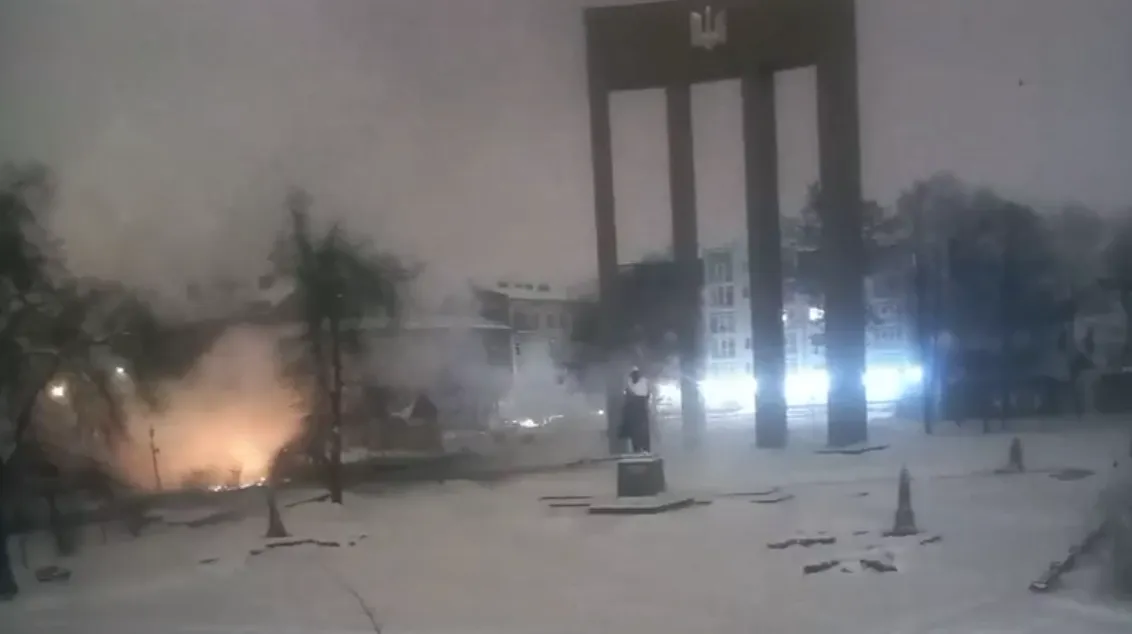 "Летів над головою": жінка, яка прибирала зупинку у Львові під час російської атаки, розповіла про удар "Шахеда". Відео