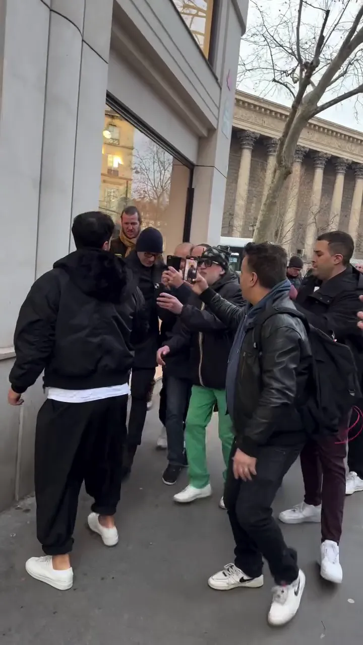 Французи влаштували хамство з легендарним Зіданом на похоронах його тренера. Відео