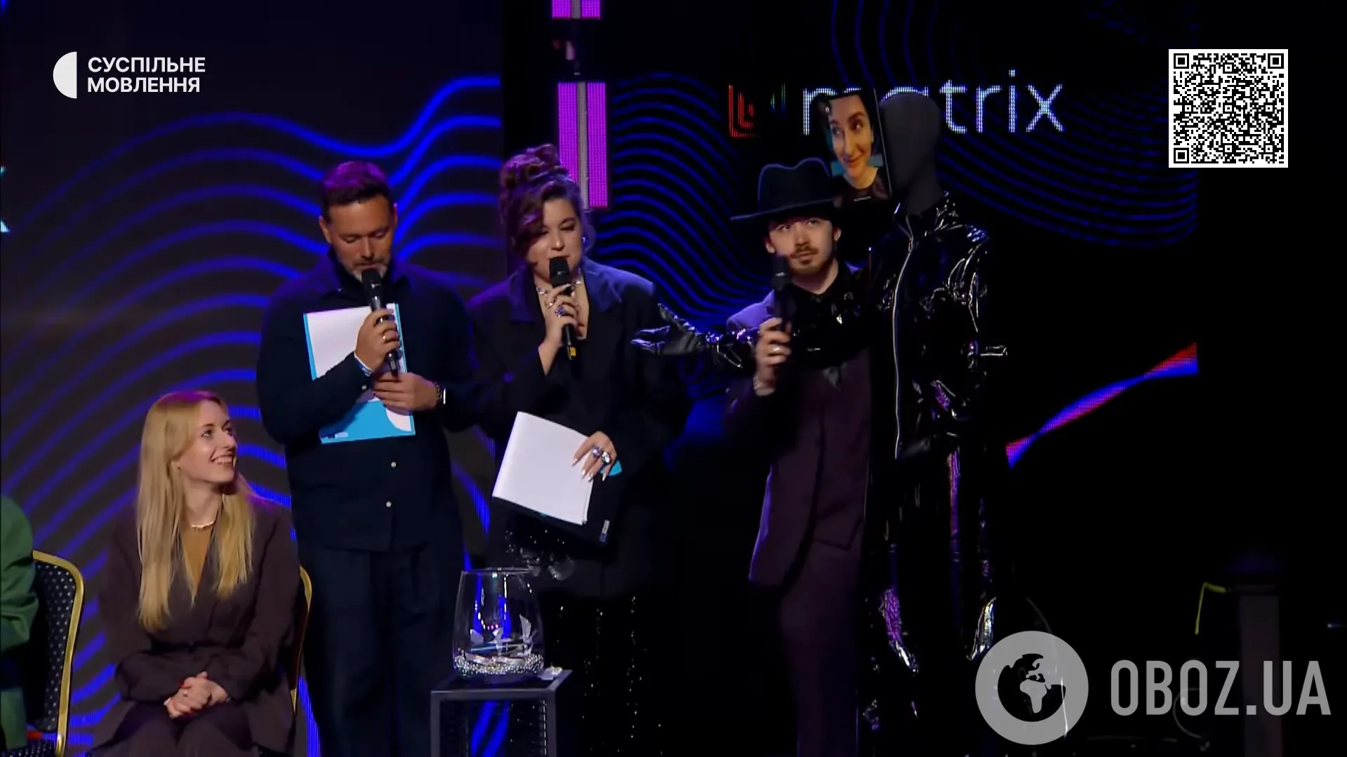 С планшетом вместо головы: Екатерина Павленко удивила ярким появлением на жеребьевке финалистов Нацотбора и стала мемом. Видео