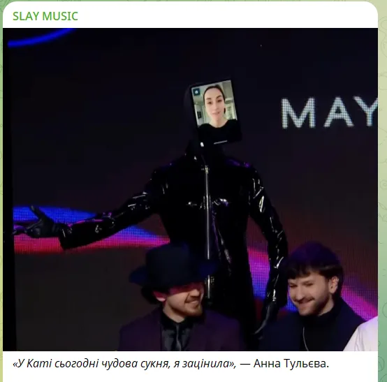 С планшетом вместо головы: Екатерина Павленко удивила ярким появлением на жеребьевке финалистов Нацотбора и стала мемом. Видео