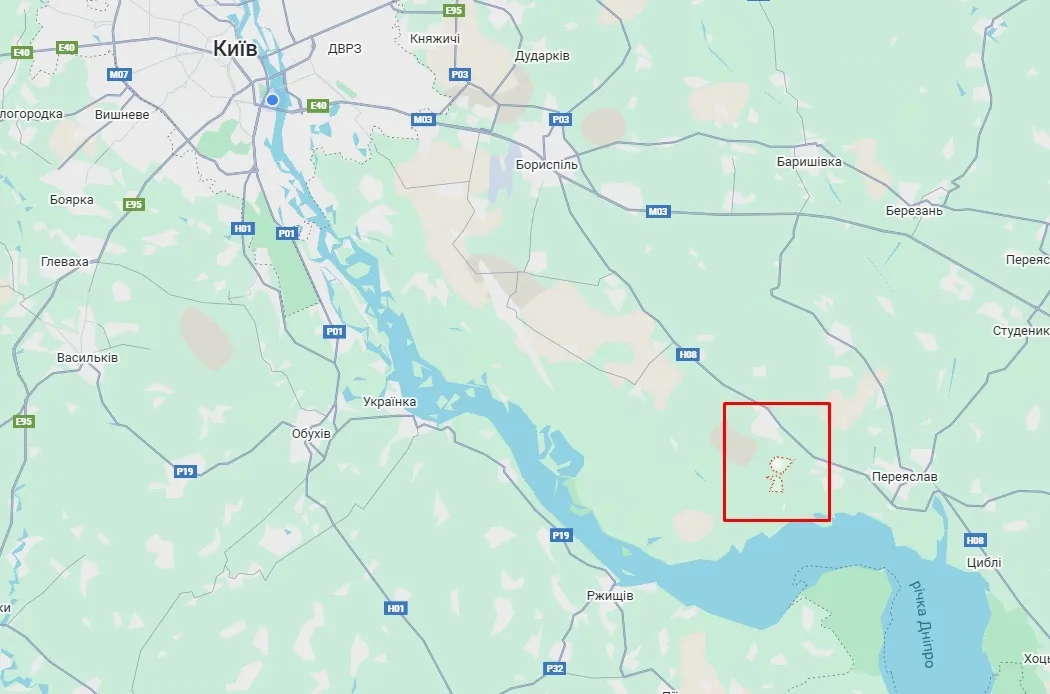 На Київщині сталась потрійна ДТП: одна з машин вилетіла в кювет, є постраждалий. Фото