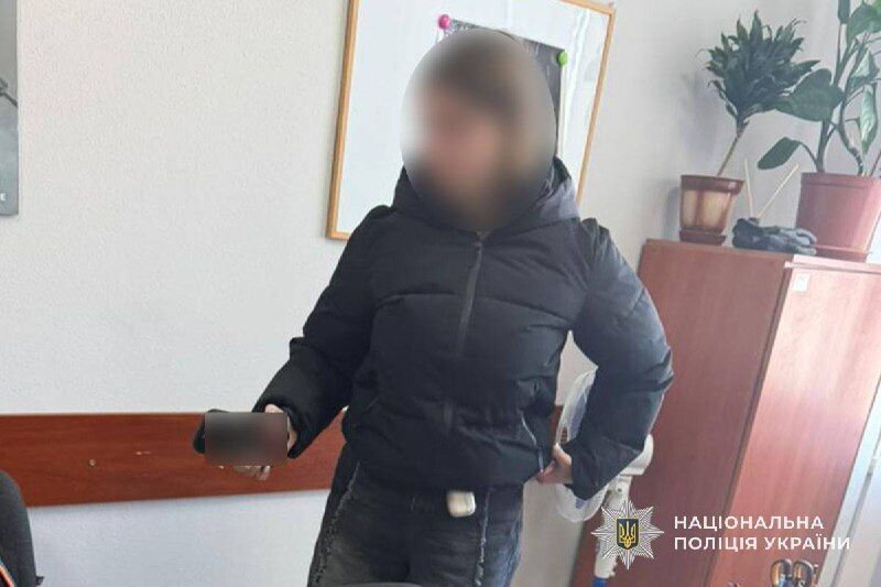 У Тернополі в під'їзді багатоповерхівки знайшли немовля в сумці:  поліція встановила матір. Фото