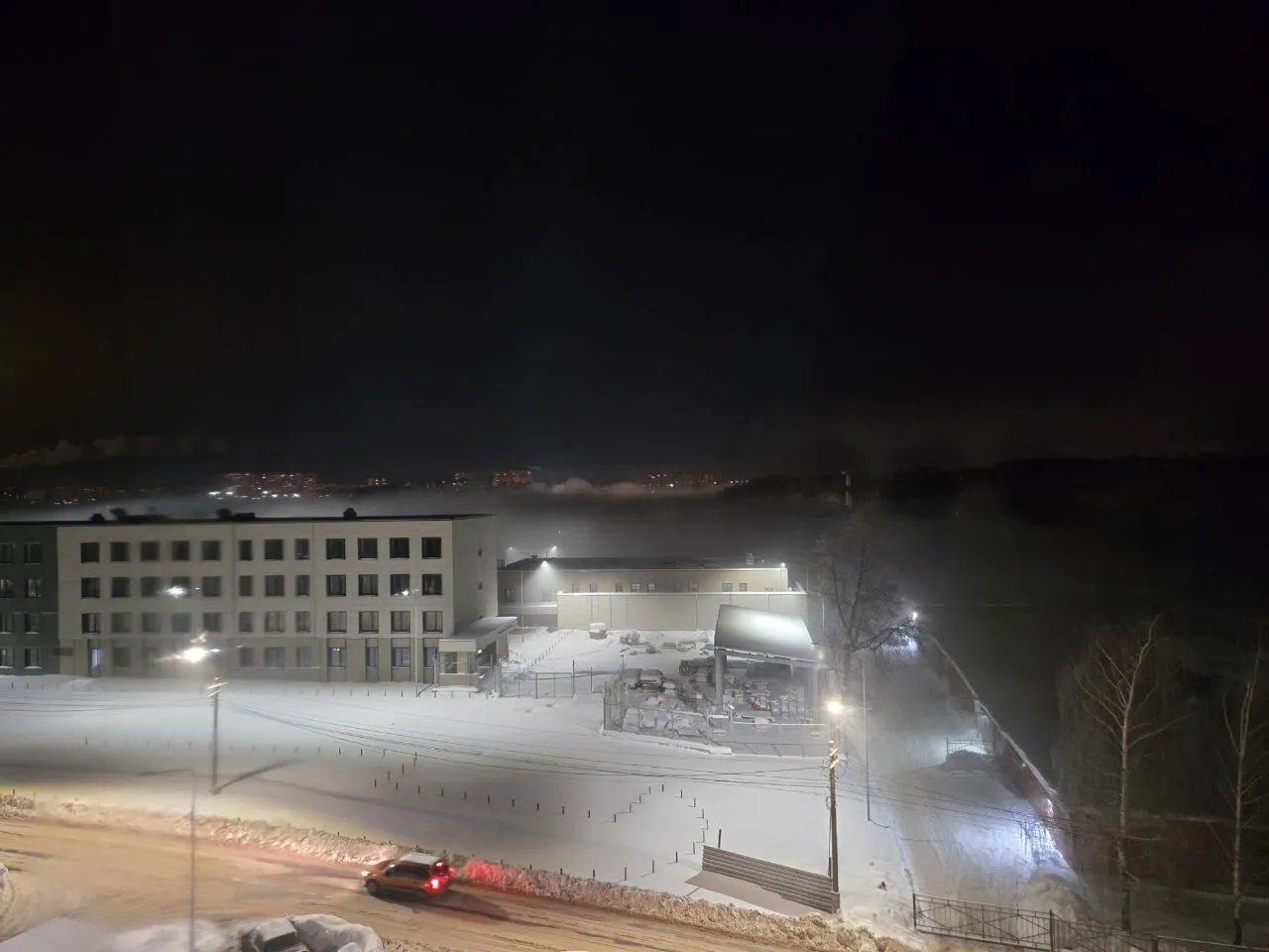 В подмосковном Воскресенске вспыхнул один из крупнейших в РФ химзаводов: россияне жалуются на першение в горле. Фото и видео