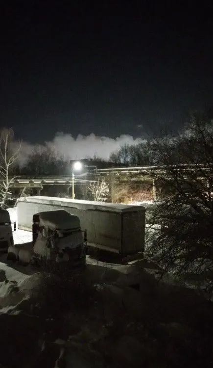 В подмосковном Воскресенске вспыхнул один из крупнейших в РФ химзаводов: россияне жалуются на першение в горле. Фото и видео