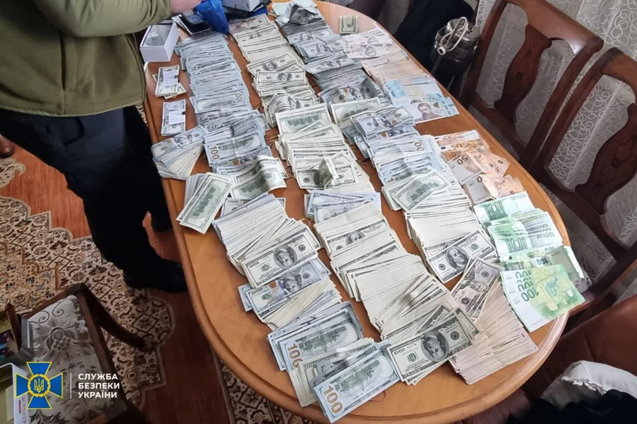 СБУ обнаружила более 300 тыс. долларов во время обысков у руководительницы одной из районных ВВК на Днепропетровщине: детали "схемы"