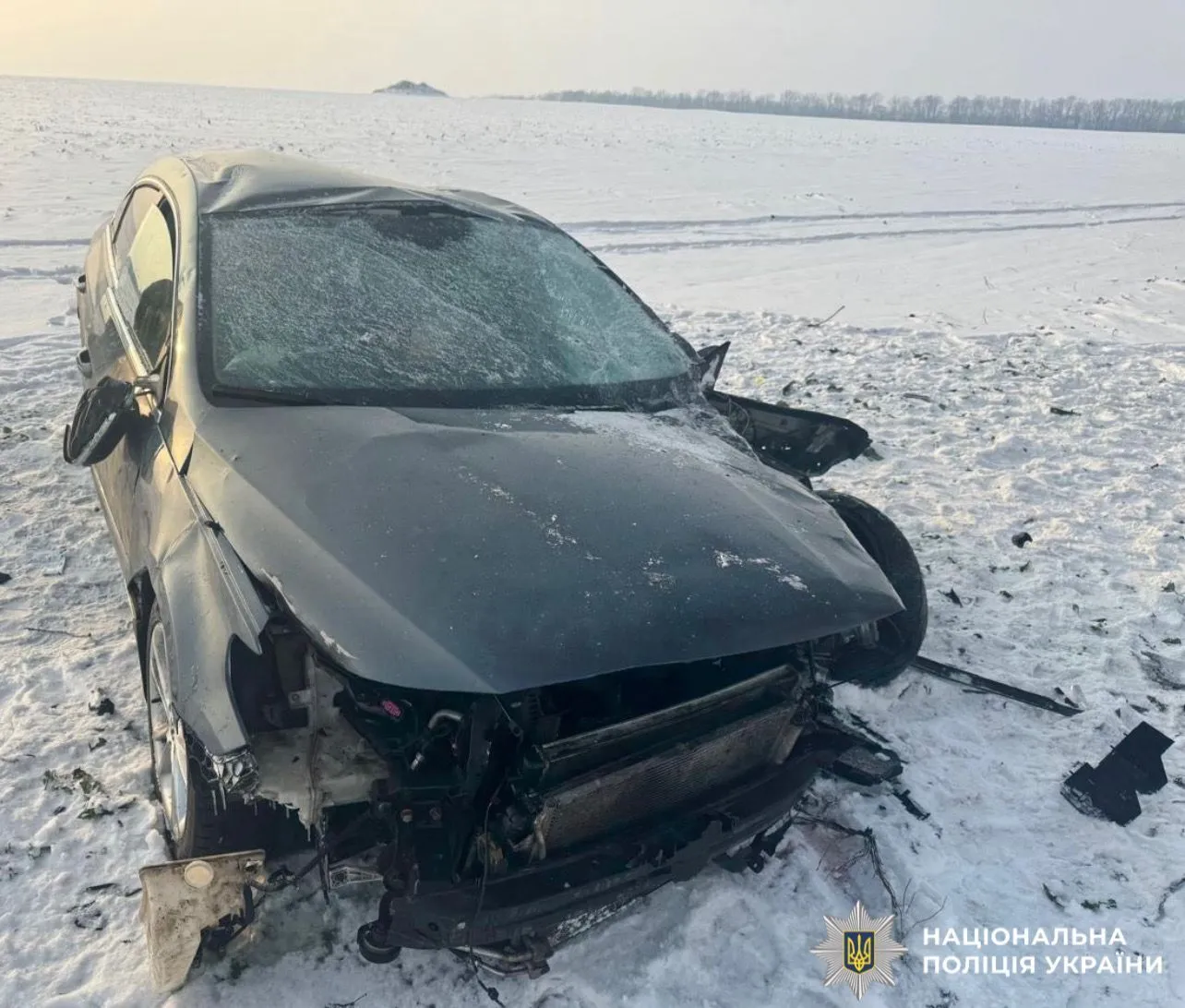 На Київщині сталась потрійна ДТП: одна з машин вилетіла в кювет, є постраждалий. Фото