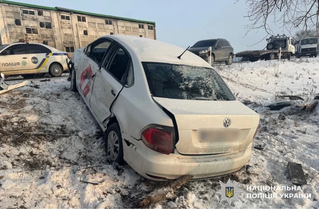 На Київщині сталась потрійна ДТП: одна з машин вилетіла в кювет, є постраждалий. Фото