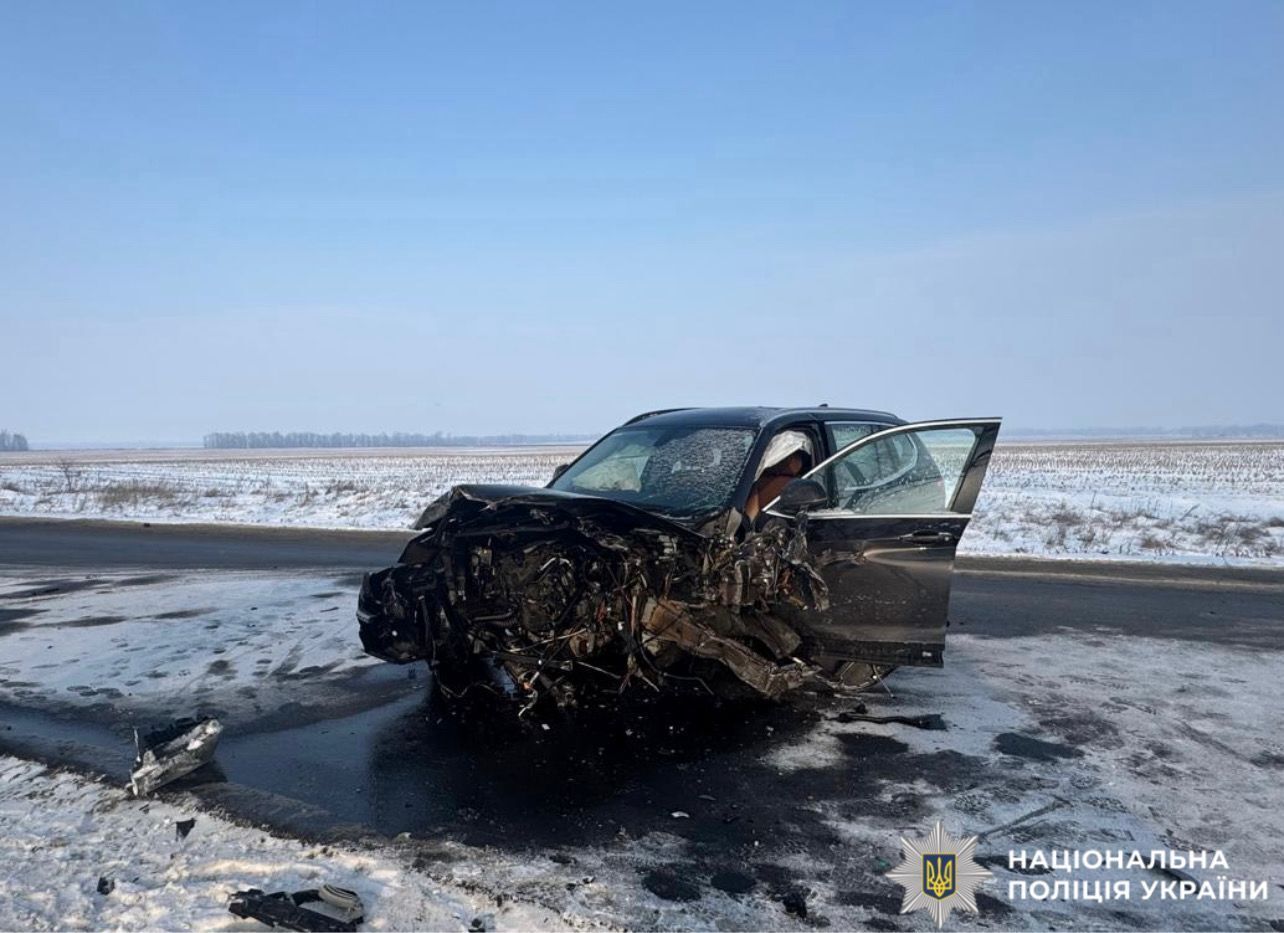 На Київщині сталась потрійна ДТП: одна з машин вилетіла в кювет, є постраждалий. Фото