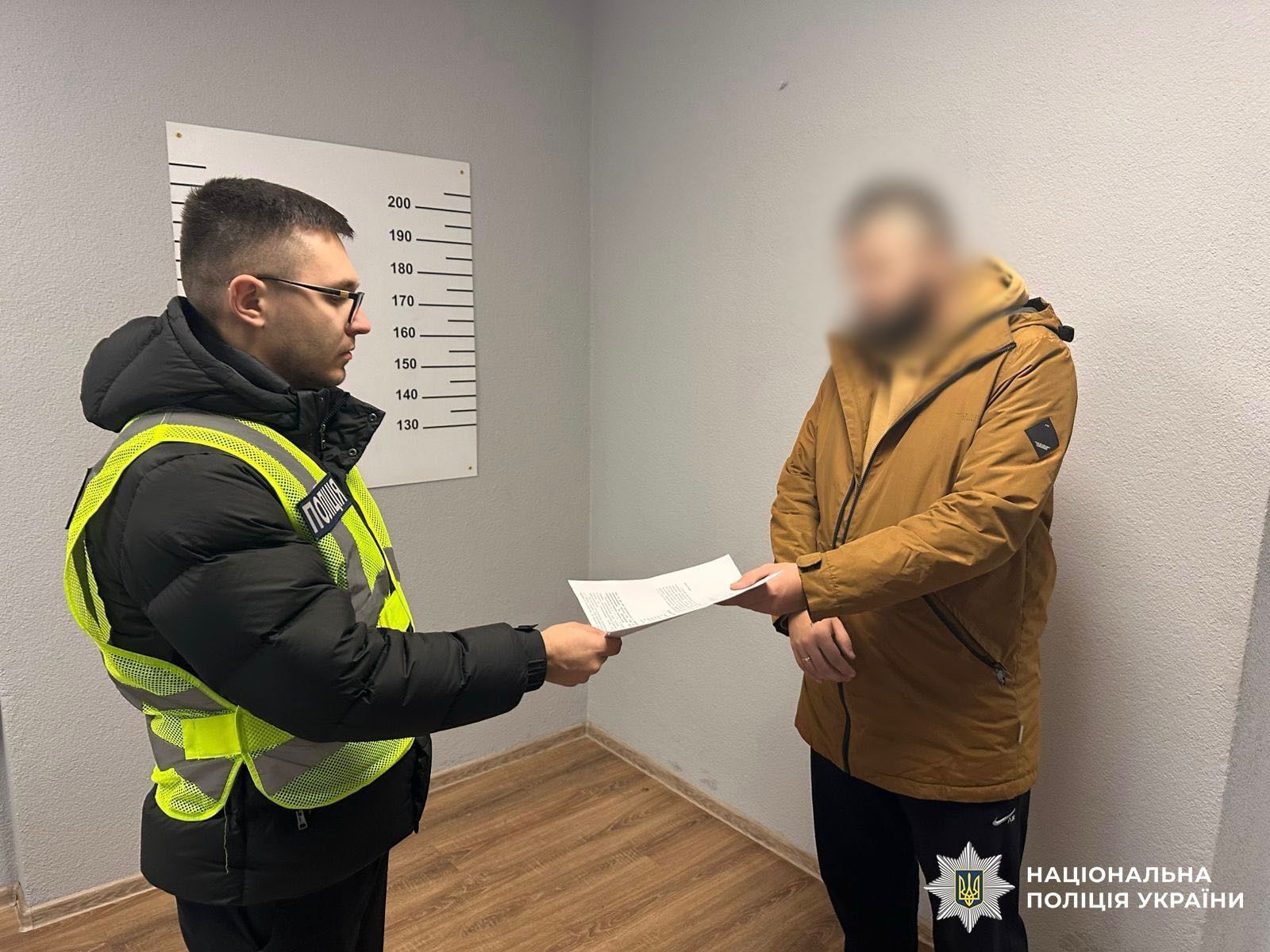 За 20 тис. грн зняття з розшуку у ТЦК та бронювання: поліцейські Києва викрили двох зловмисників. Фото