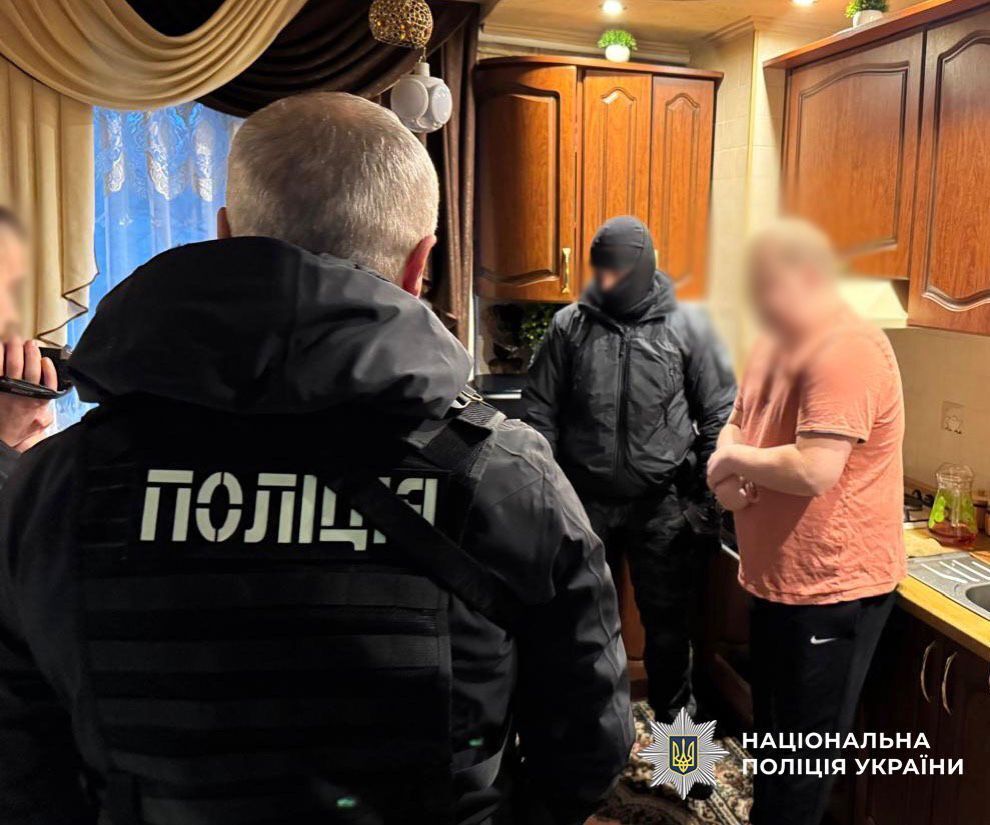 За 20 тис. грн зняття з розшуку у ТЦК та бронювання: поліцейські Києва викрили двох зловмисників. Фото