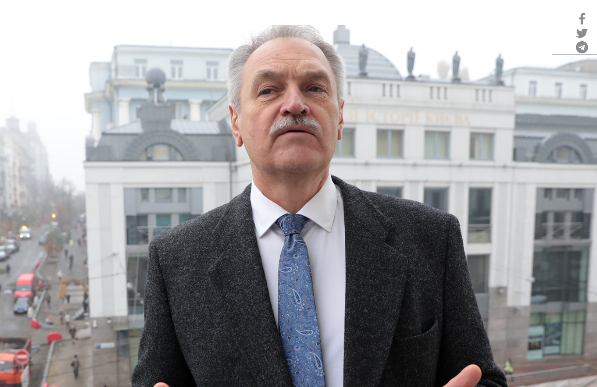 "Темнота – это другой режим жизни". Психотерапевт Олег Чабан – о том, как начинать утро после обстрелов, выживать без света и не сломаться внутри