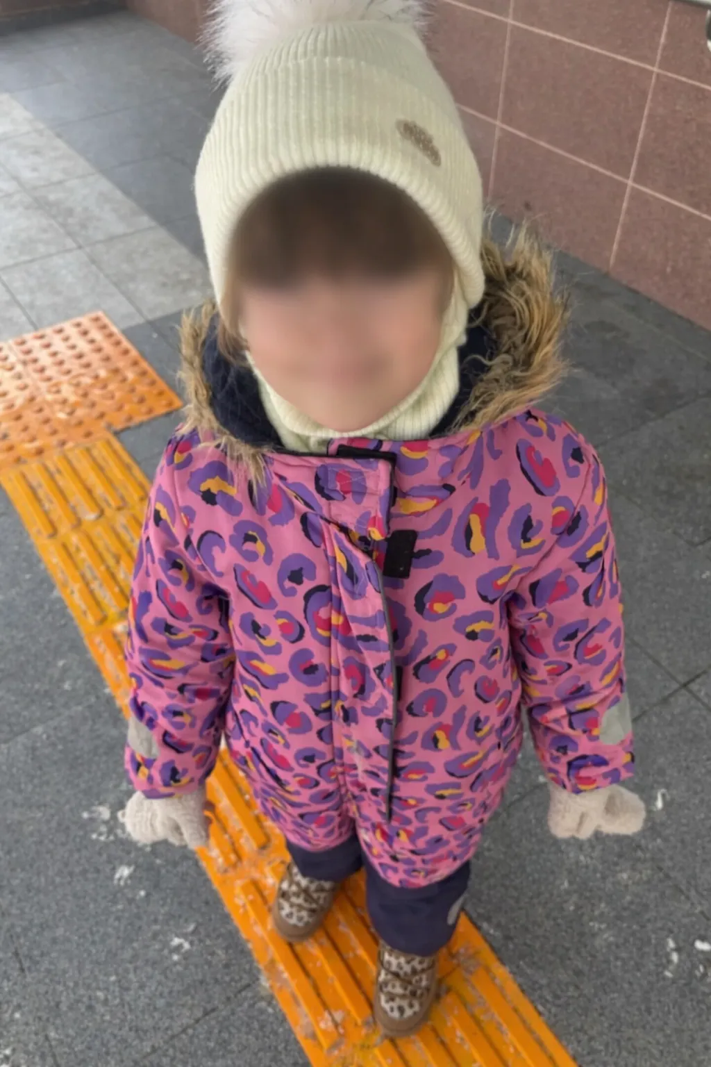 Називав жінкою мрії, а потім бив: батько-американець хотів вивезти маленьку доньку за кордон, поліція зупинила його прямо в поїзді. Всі подробиці