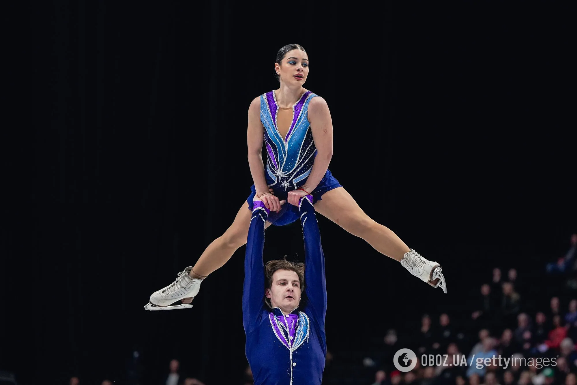 У чужому одязі та ковзанах українські фігуристи відкривали чемпіонат Європи, до якого готувалися без світла після обстрілів Дніпра