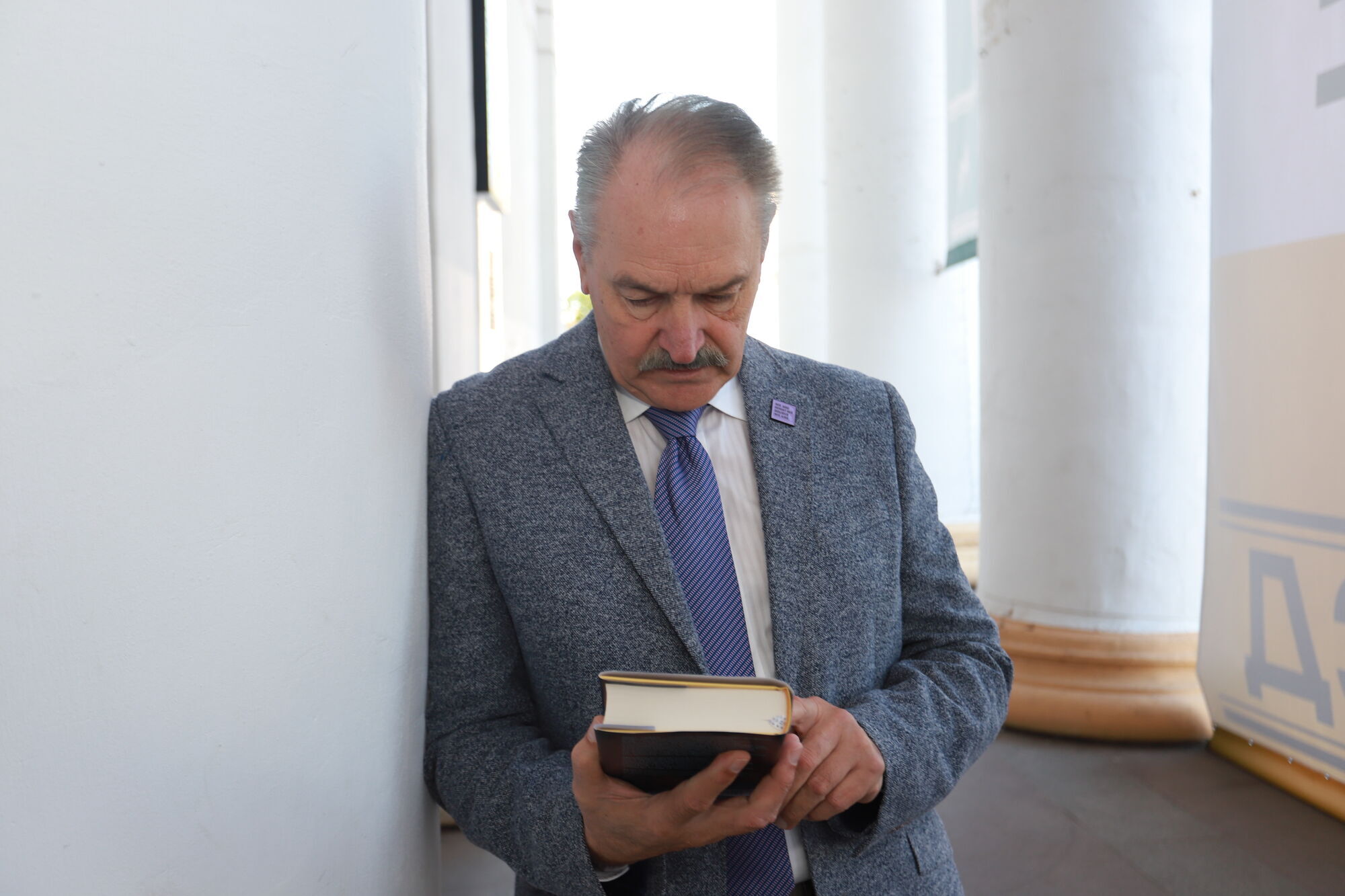 "Темнота – это другой режим жизни". Психотерапевт Олег Чабан – о том, как начинать утро после обстрелов, выживать без света и не сломаться внутри