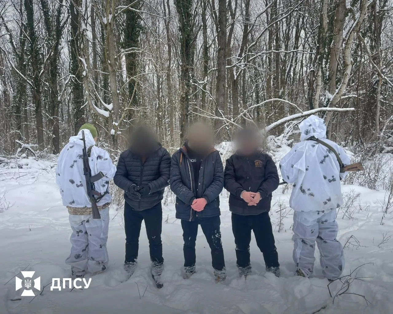 "Впіймались" за 20 метрів до кордону: в Україні викрили ще дві схеми незаконного переправлення порушників. Фото