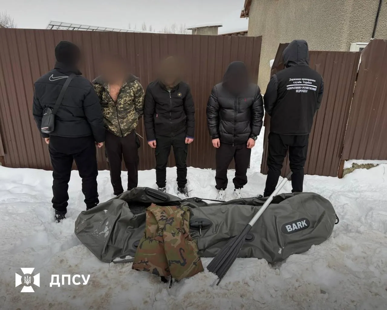 "Впіймались" за 20 метрів до кордону: в Україні викрили ще дві схеми незаконного переправлення порушників. Фото