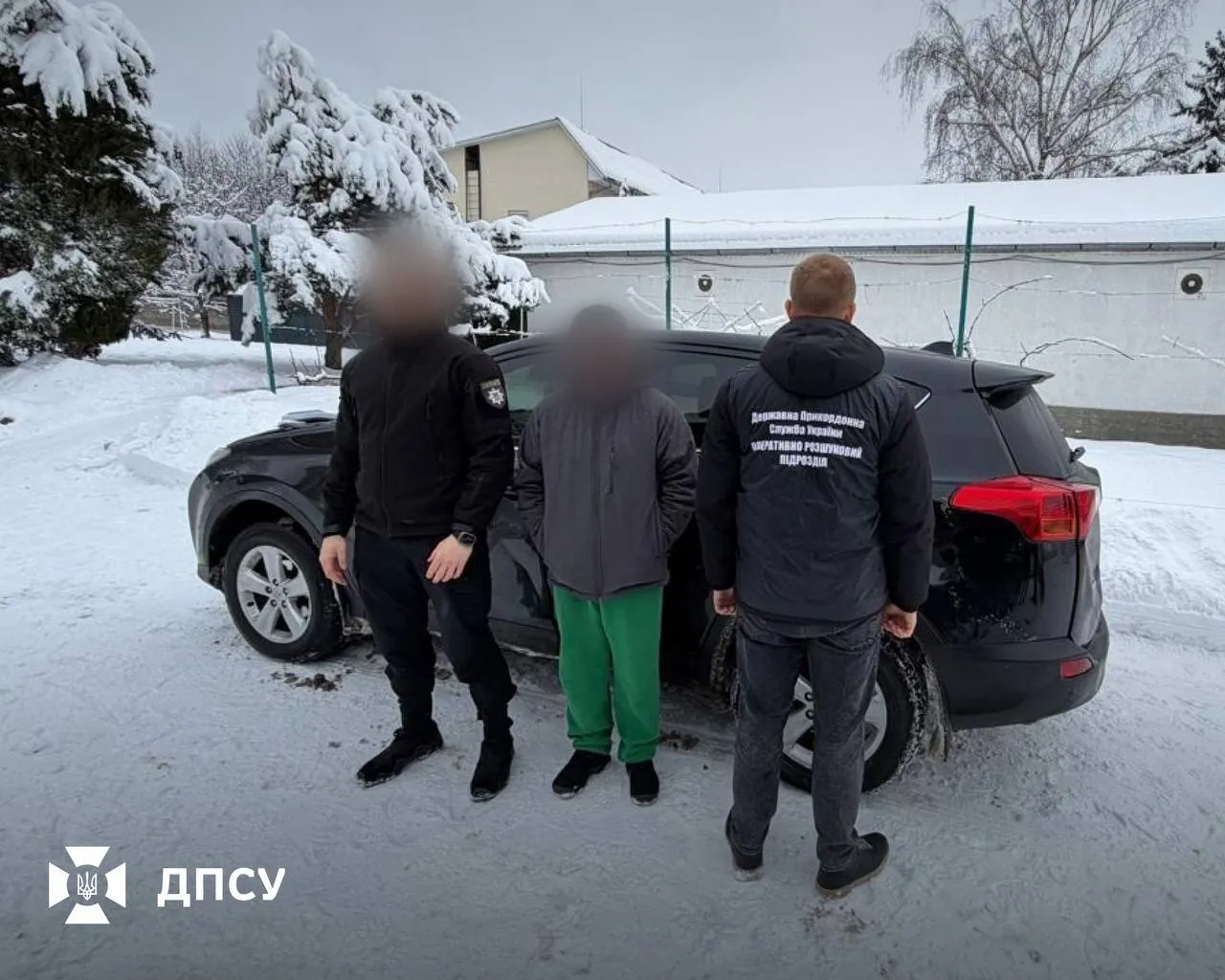 "Впіймались" за 20 метрів до кордону: в Україні викрили ще дві схеми незаконного переправлення порушників. Фото