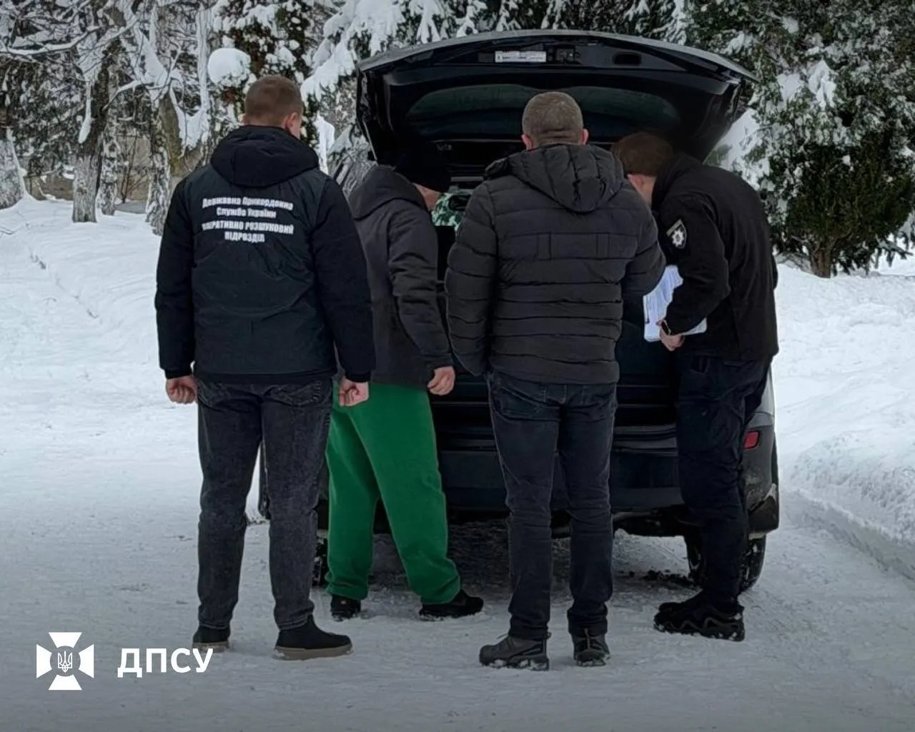 "Впіймались" за 20 метрів до кордону: в Україні викрили ще дві схеми незаконного переправлення порушників. Фото