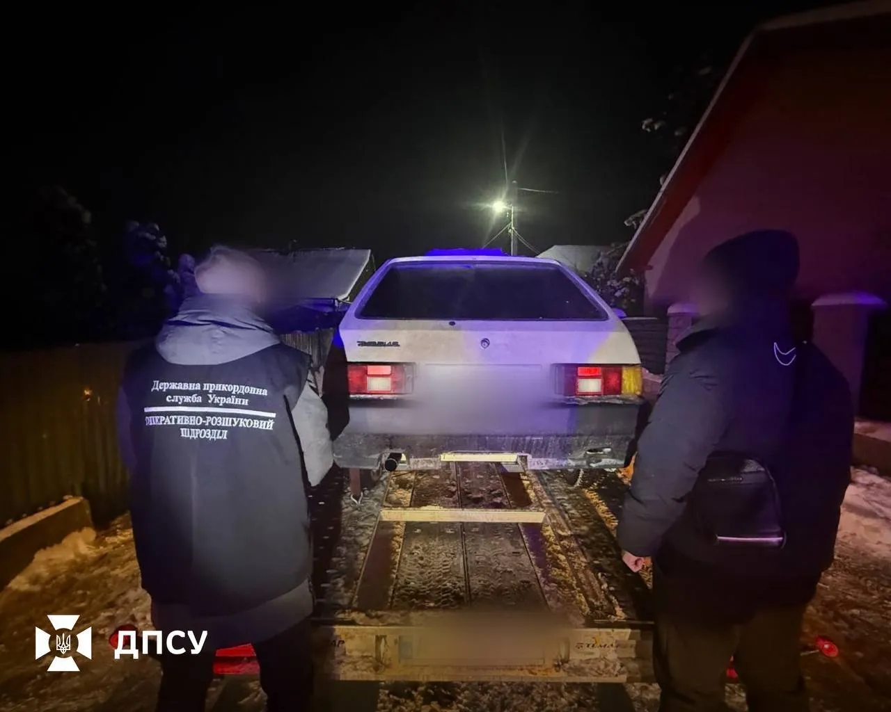 "Впіймались" за 20 метрів до кордону: в Україні викрили ще дві схеми незаконного переправлення порушників. Фото