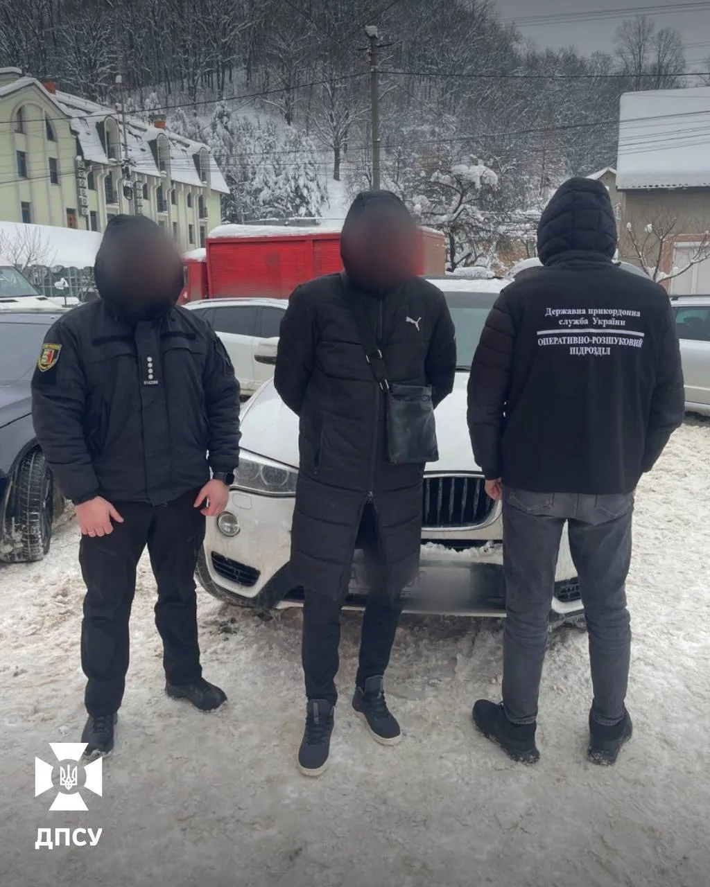 "Впіймались" за 20 метрів до кордону: в Україні викрили ще дві схеми незаконного переправлення порушників. Фото