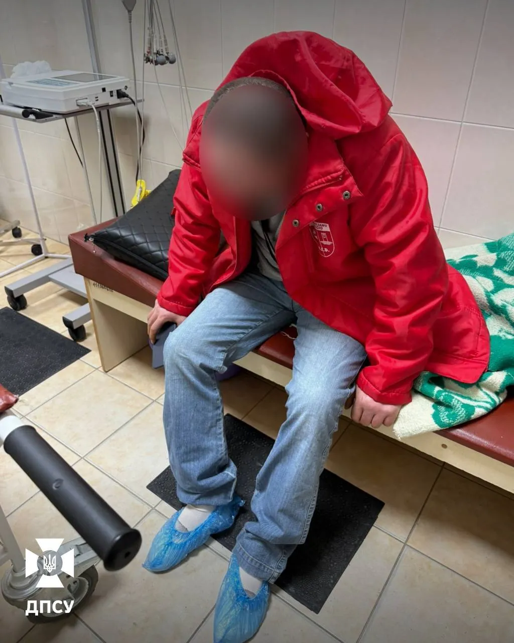 Пытался незаконно перейти Прут: пограничники спасли нарушителя, который провалился под лед. Фото