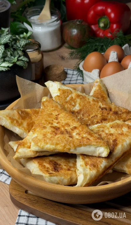 Вкусные конвертики из лаваша на перекус: внутрь добавьте много сыра